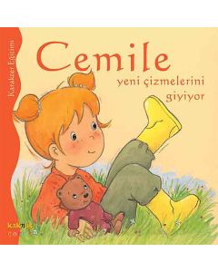 Cemile Yeni Çizmelerini Giyiyor