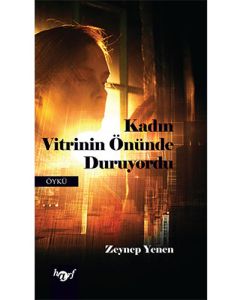 Kadın Vitrinin Önüde Duruyordu