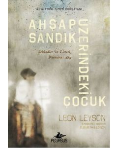 Ahşap Sandık Üzerindeki Çocuk